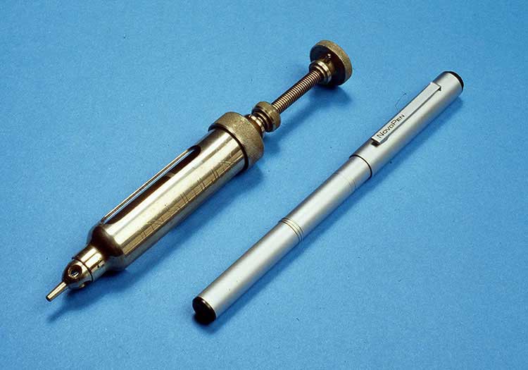 The Novo Syringe from 1925 and the first NovoPen® device from 1985.